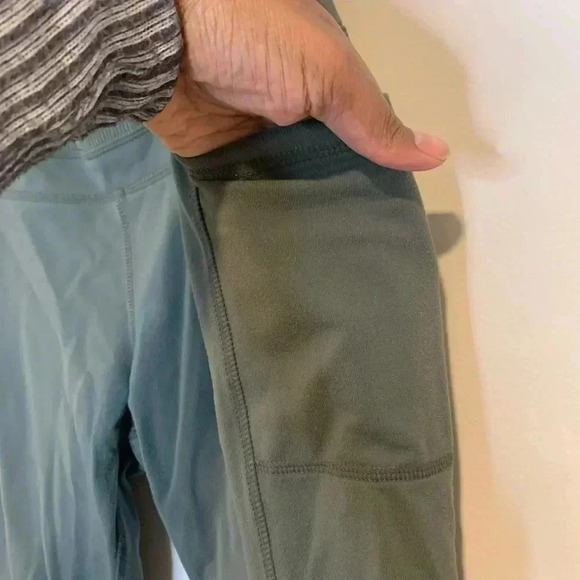 Athleta Green Tapered Ankle Partially Ribbed Athletic Leggings with Pockets - Picture 2 of 7